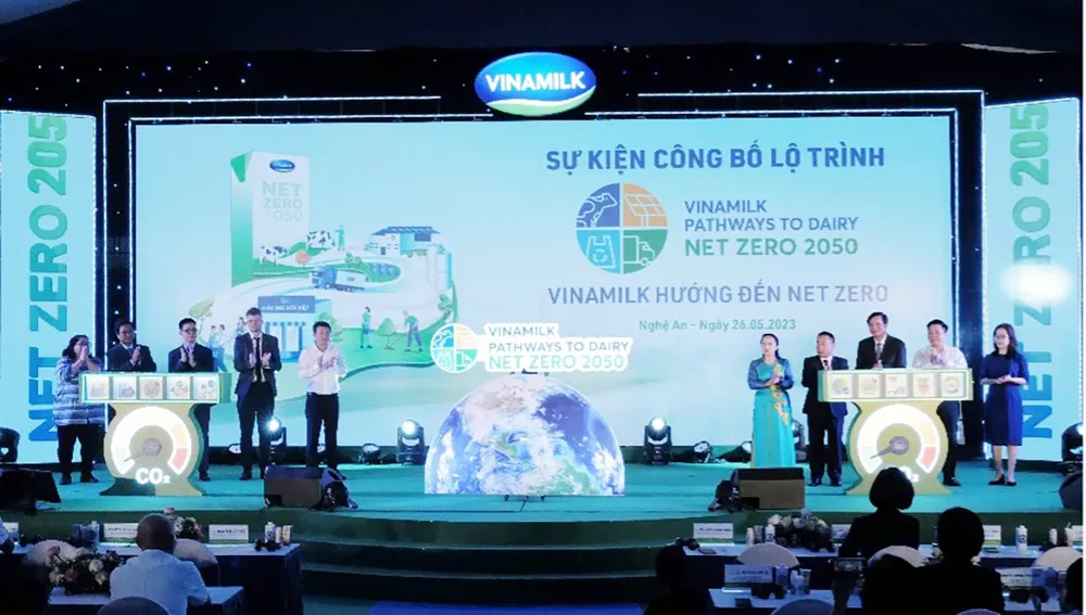 Các đại biểu cùng với Vinamilk thực hiện nghi thức công bố lộ trình hướng tới Net Zero 2050 tại sự kiện. Các đại biểu cùng với Vinamilk thực hiện nghi thức công bố lộ trình hướng tới Net Zero 2050 tại sự kiện.