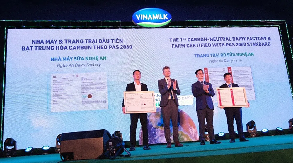 Đại diện các tổ chức quốc tế trao chứng nhận trung hòa carbon cho lãnh đạo nhà máy sữa và trang trại của Vinamilk tại Nghệ An. Đại diện các tổ chức quốc tế trao chứng nhận trung hòa carbon cho lãnh đạo nhà máy sữa và trang trại của Vinamilk tại Nghệ An.