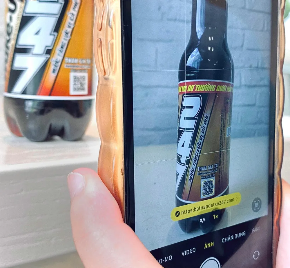 Người chơi quét mã QR trên chai để tham gia chương trình.