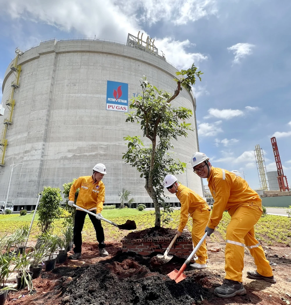Người lao động PV GAS trồng cây xanh làm đẹp cảnh quan môi trường tại dự án kho cảng LNG Thị Vải.