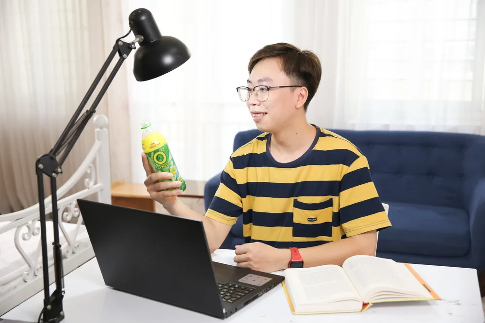 Với chất chống oxy hóa EGCG và vitamin C, Trà Xanh Không Độ được nhiều học sinh yêu thích bởi giúp giải tỏa căng thẳng mệt mỏi, giải nhiệt cuộc sống mỗi ngày.