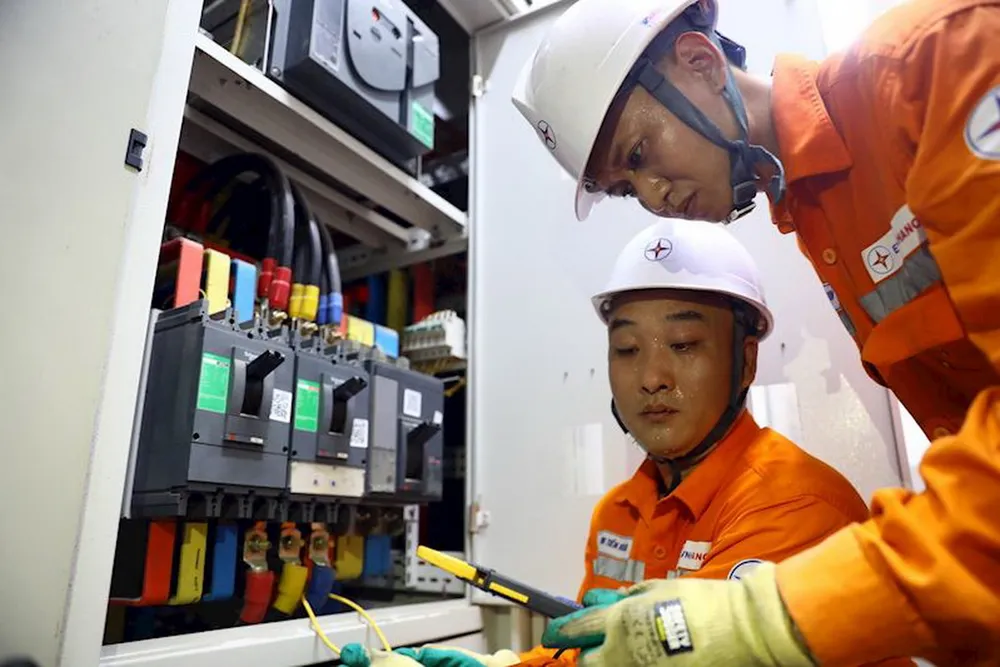 “Những chiến sĩ áo cam” của EVNHANOI trực chiến ngày đêm xử lý sự cố điện. “Những chiến sĩ áo cam” của EVNHANOI trực chiến ngày đêm xử lý sự cố điện.
