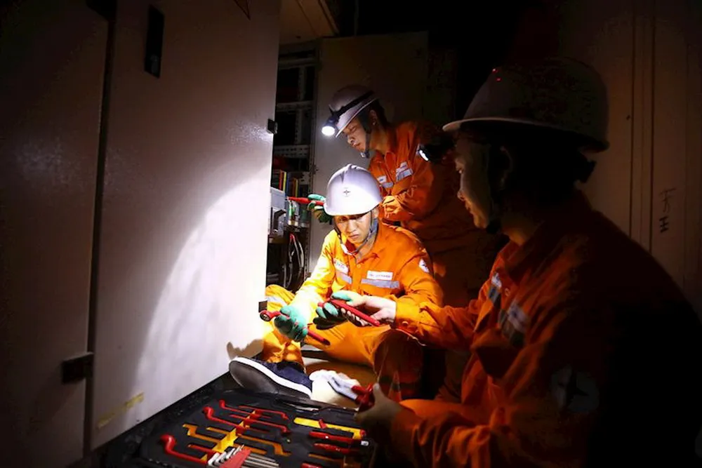 Người thợ điện vừa đối mặt với cái nóng của thời tiết vừa phải hứng chịu sức nóng tỏa ra từ các thiết bị trên cột điện, trạm biến áp. Người thợ điện vừa đối mặt với cái nóng của thời tiết vừa phải hứng chịu sức nóng tỏa ra từ các thiết bị trên cột điện, trạm biến áp.