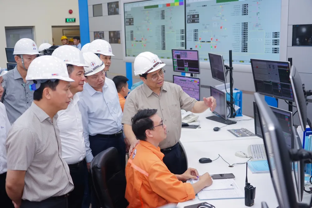 Thủ tướng Phạm Minh Chính và lãnh đạo bộ ngành kiểm tra hệ thống vận hành Nhà máy Nhiệt điện Quảng Ninh. Thủ tướng Phạm Minh Chính và lãnh đạo bộ ngành kiểm tra hệ thống vận hành Nhà máy Nhiệt điện Quảng Ninh.