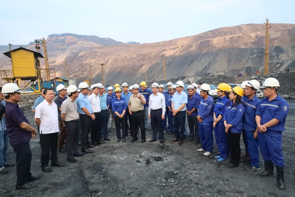 Thủ tướng Phạm Minh Chính trò chuyện cùng cán bộ nhân viên TKV trong chuyến làm việc về cung ứng than cho sản xuất điện, ngày 11-6.