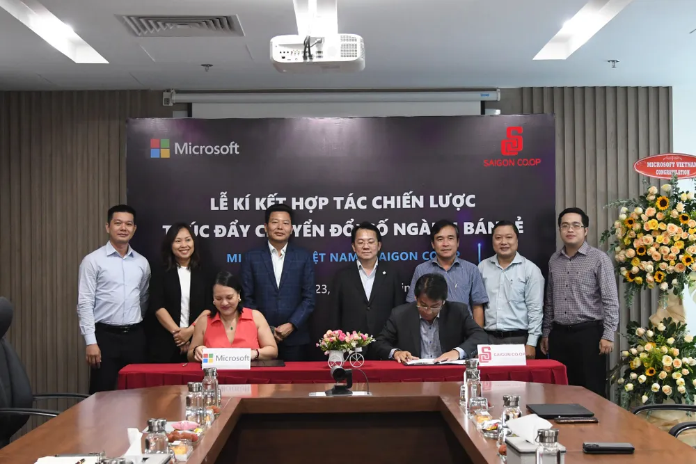 Lãnh đạo Saigon Co.op và Microsoft thực hiện nghi thức ký kết. Ảnh: PHƯƠNG THẢO Lãnh đạo Saigon Co.op và Microsoft thực hiện nghi thức ký kết. Ảnh: PHƯƠNG THẢO