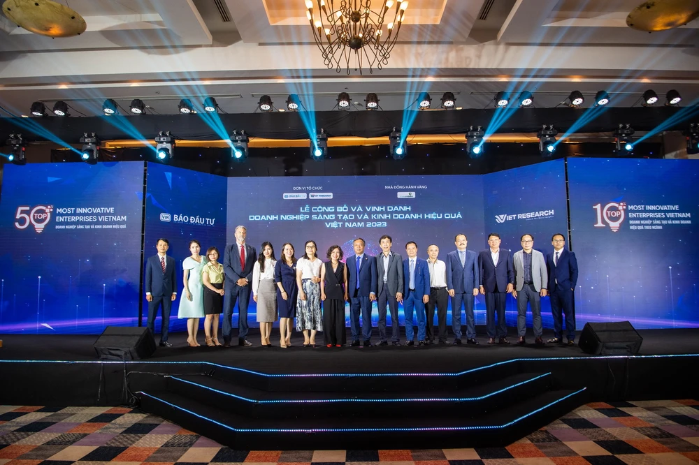 Các diễn giả, đại biểu và Ban Tổ chức chụp hình lưu niệm tại buổi lễ.