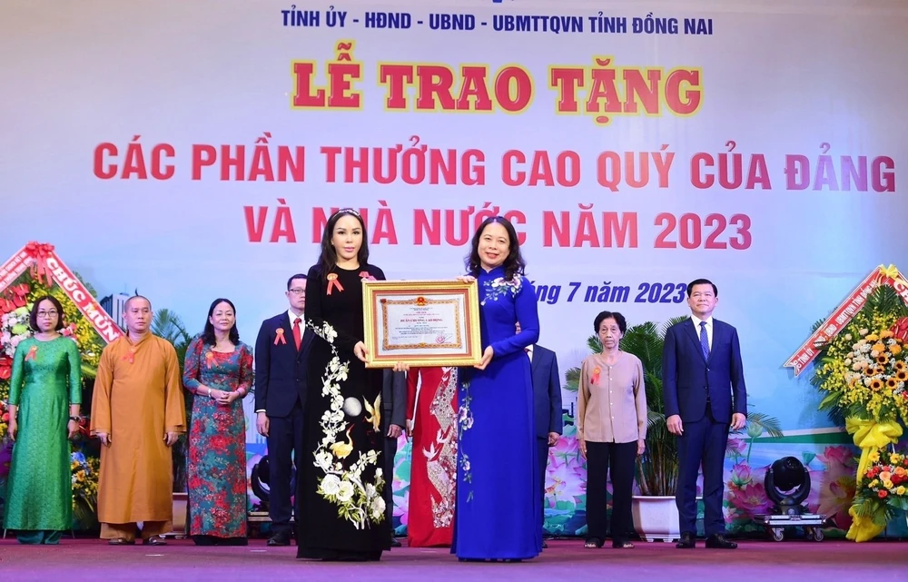 Bà Lê Nữ Thùy Dương – Phó Chủ tịch Tập đoàn KN Holdings nhận Huân chương Lao động hạng Nhất từ Phó Chủ tịch nước Võ Thị Ánh Xuân.