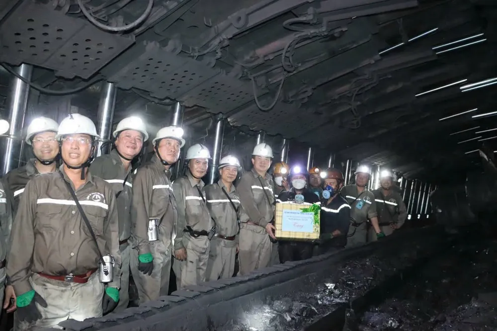 Ông Ngô Hoàng Ngân, Bí thư Đảng ủy, Chủ tịch HĐTV TKV tặng quà, động viên thợ lò.