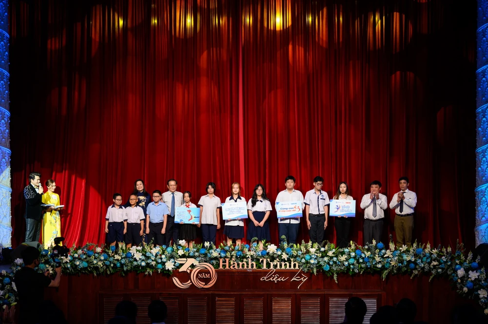 SASCO trao học bổng đồng hành cho học sinh từ bậc tiểu học đến đại học