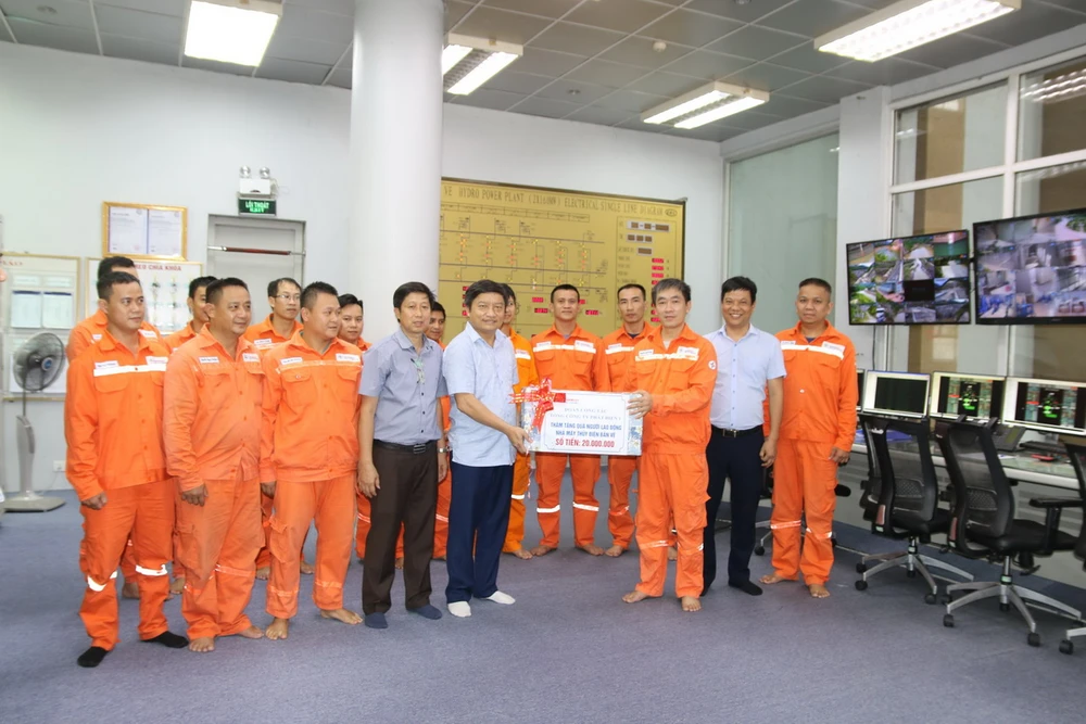 Ông Nguyễn Tiến Khoa, Chủ tịch Hội đồng thành viên EVNGENCO1 thăm hỏi, động viên cán bộ, nhân viên nhà máy thủy điện khu vực Bắc Trung Bộ thuộc EVNGENCO1.