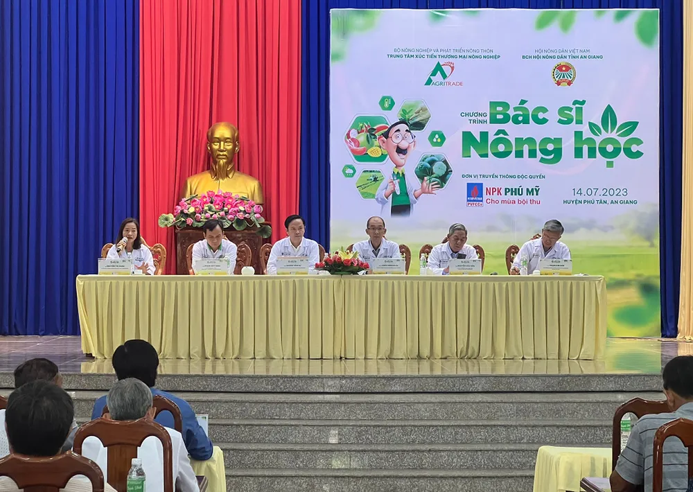 Các chuyên gia nông nghiệp giải đáp những câu hỏi của bà con nông dân.