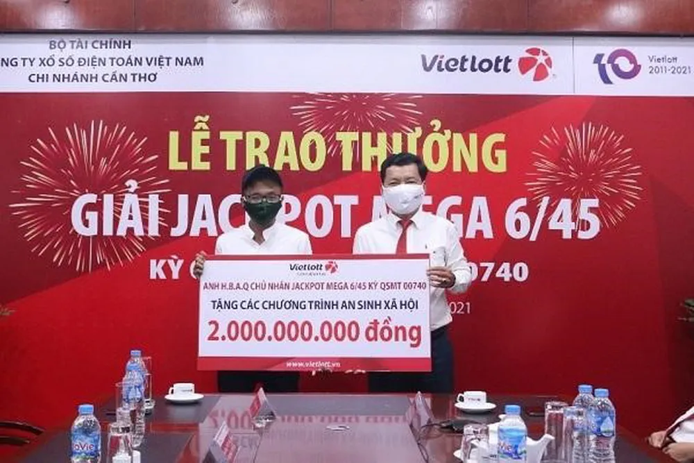 Hầu hết những “tỷ phú Vietlott” đều chung tay thực hiện các hoạt động thiện nguyện bằng cách trích một phần tiền thưởng nhận được.