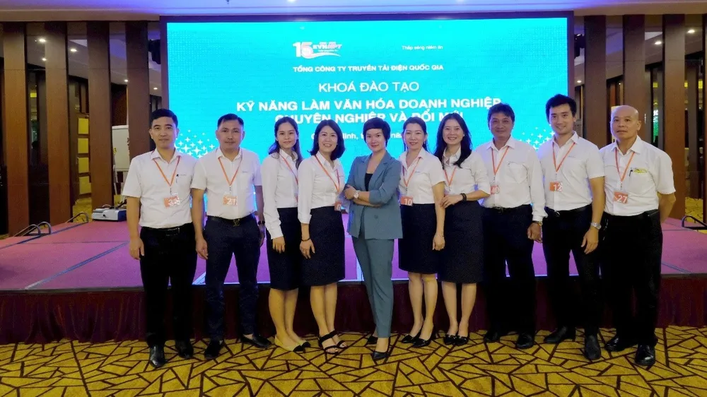 Nhóm 1- lớp 2 cùng với giảng viên Tiến sĩ Nguyễn Thị Thu Trang