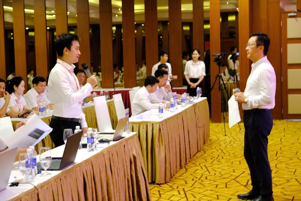 Đại diện nhóm 1, lớp 2 đang trình bày trước giảng viên - Chuyên gia Lê Thanh Hải, Chủ tịch kiêm Giám đốc Công ty CP PeopleOne