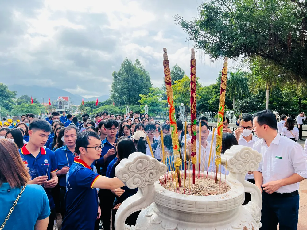 Đoàn viên thanh niên Công ty Nhiệt điện Phú Mỹ, EPS dâng hương tại Đài Liệt sĩ thị xã Phú Mỹ