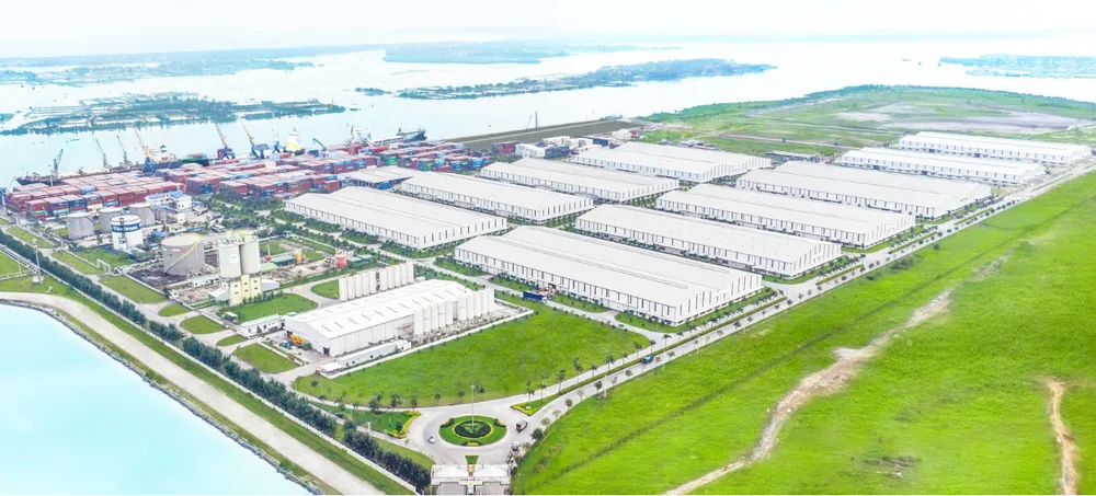 Hệ thống kho bãi tại cảng Chu Lai có diện tích gần 300.000m2, đáp ứng nhu cầu lưu trữ lớn của khách hàng Hệ thống kho bãi tại cảng Chu Lai có diện tích gần 300.000m2, đáp ứng nhu cầu lưu trữ lớn của khách hàng