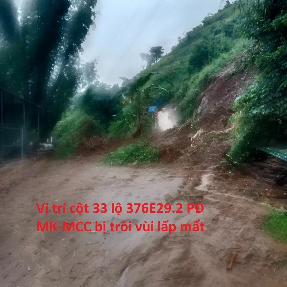 Khu vực cột điện tại Sơn La đã bị vùi lấp do sạt lở đất