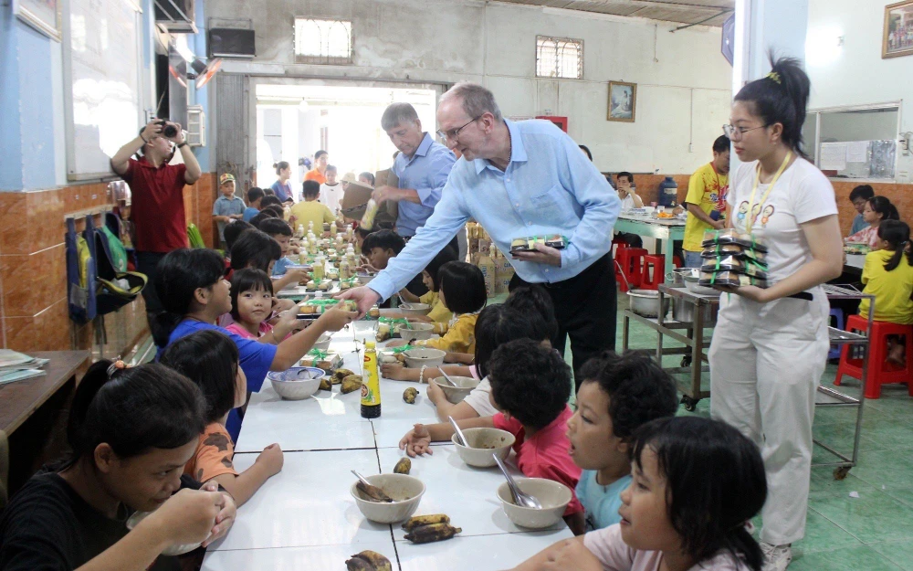 Ông David Charles Riddle - CEO của Tập đoàn Tân Hiệp Phát trao quà cho các trẻ em bất hạnh. Ông David Charles Riddle - CEO của Tập đoàn Tân Hiệp Phát trao quà cho các trẻ em bất hạnh.