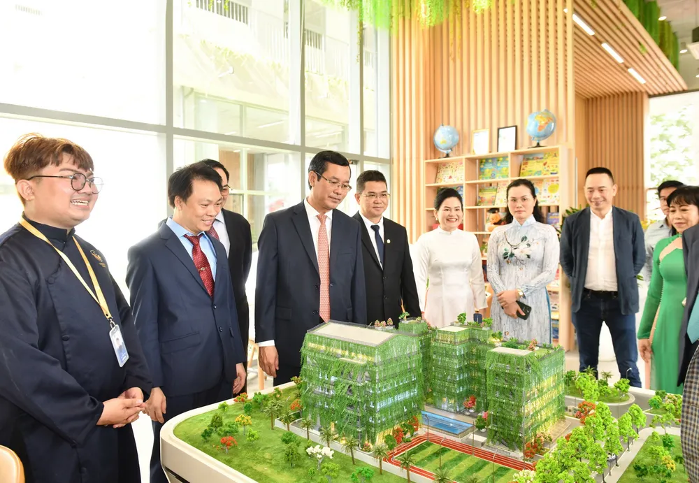 PGS. TS Nguyễn Văn Phúc - Thứ trưởng Bộ Giáo Dục &amp; Đào tạo (thứ 3 từ trái qua) cùng đoàn đại biểu tham quan trường.