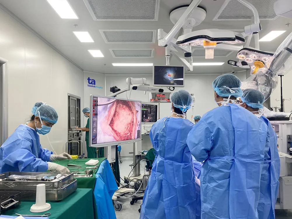 Ca mổ não tỉnh thức cho bệnh nhân Hải bằng Robot Modus V Synaptive. Ảnh: NGUYỄN TRĂM Ca mổ não tỉnh thức cho bệnh nhân Hải bằng Robot Modus V Synaptive. Ảnh: NGUYỄN TRĂM