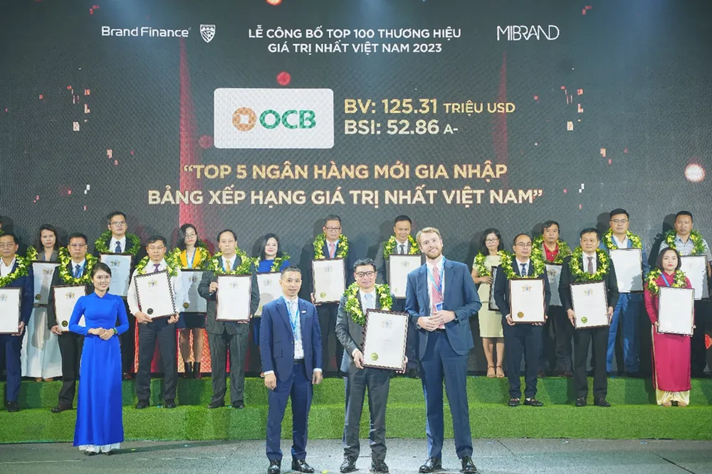 Ông Nguyễn Văn Hương – Phó Tổng giám đốc OCB nhận chứng nhận Top 50 thương hiệu giá trị nhất Việt Nam. Ông Nguyễn Văn Hương – Phó Tổng giám đốc OCB nhận chứng nhận Top 50 thương hiệu giá trị nhất Việt Nam.