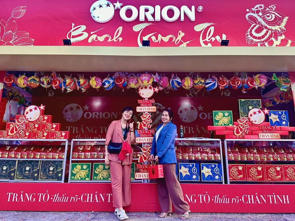 Khách hàng mua bánh tại 01 ki-ốt bán bánh Trung thu Orion tại Đồng Nai