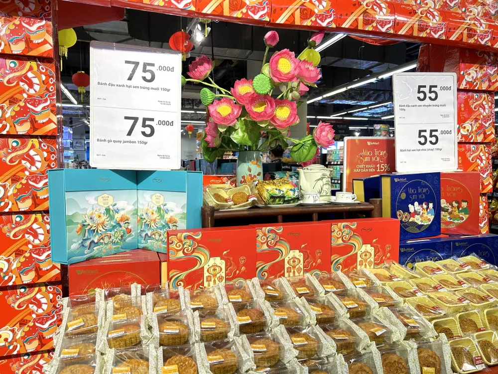 Bánh Trung thu WinMart_WinMart+ có mức giá bán lẻ 55.000 đồng cho dòng bánh truyền thống và 75.000 đồng cho dòng bánh cao cấp. Bánh Trung thu WinMart_WinMart+ có mức giá bán lẻ 55.000 đồng cho dòng bánh truyền thống và 75.000 đồng cho dòng bánh cao cấp.