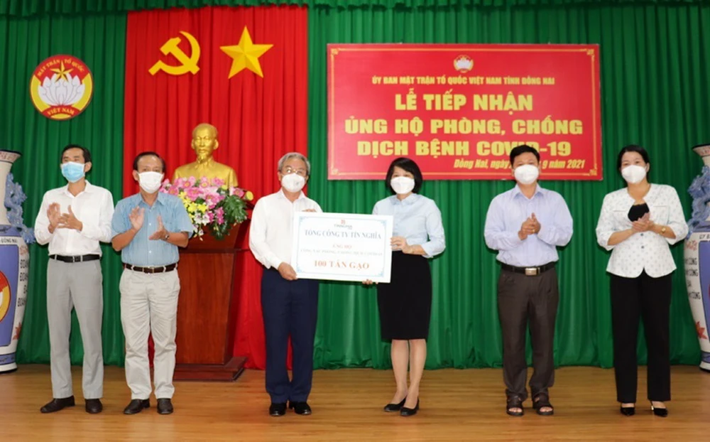 Lãnh đạo Ủy ban MTTQ Việt Nam tỉnh Đồng Nai tiếp nhận bảng tượng trưng 100 tấn gạo từ Tổng Công ty Tín Nghĩa trong đợt dịch COVID-19.