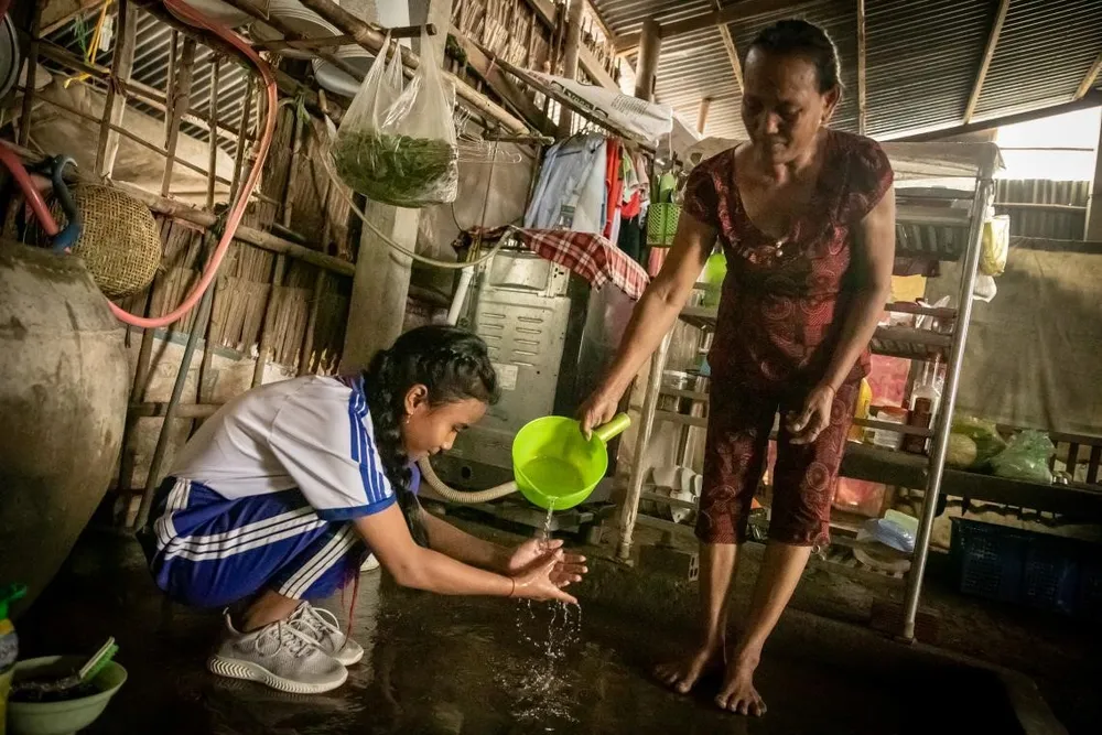 Em Lâm Thị Diễm Như và bà ngoại, Sơn Thị Sương (huyện Long Phú, tỉnh Sóc Trăng, Việt Nam) là hộ người dân tộc Khmer không có nhà tiêu hợp vệ sinh. Ảnh: UNICEF Việt Nam\Trương Việt Hùng masterise-1.jpg
