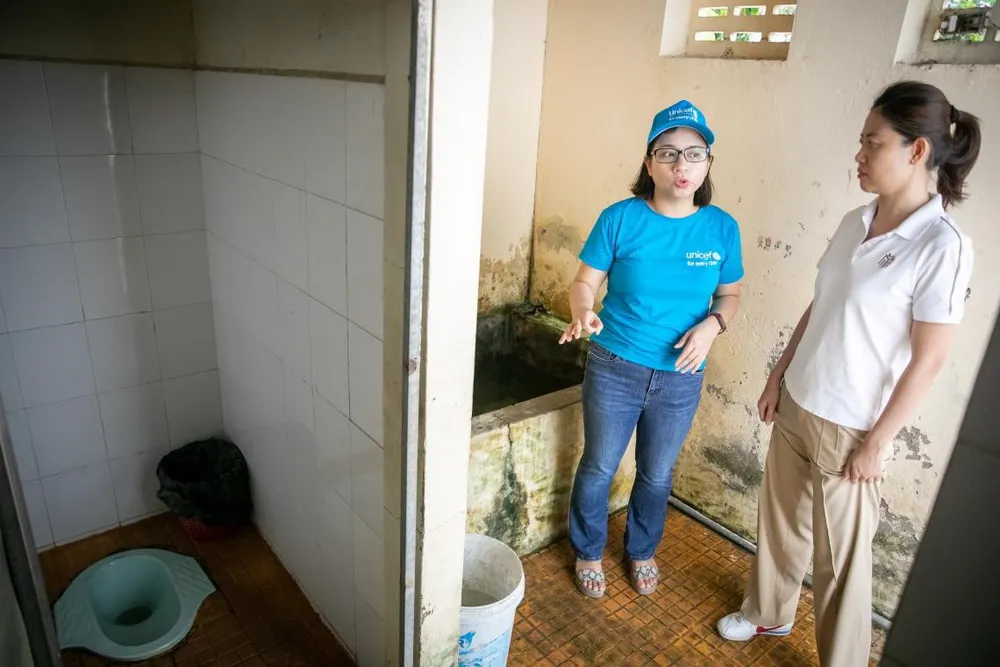 Cán bộ UNICEF và Masterise Group khảo sát hiện trạng nhà vệ sinh tại trường học của Như. Ảnh: UNICEF Việt Nam\Trương Việt Hùng masterise-2.jpg