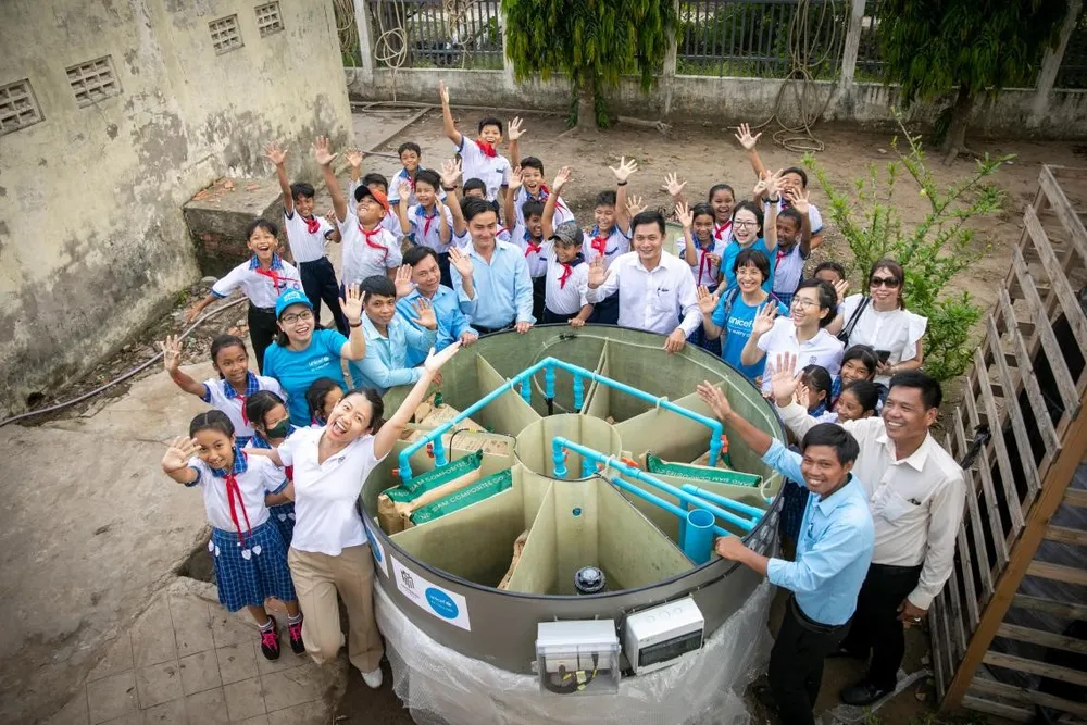 Nhà vệ sinh không phát thải đầu tiên tại Việt Nam, "Net-Zero Aquonic," được vận chuyển đến trường tiểu học Long Phú C để chuẩn bị lắp đặt. Đây là một hệ thống xử lý nước thải đột phá, khai thác năng lượng sạch từ tấm pin mặt trời để biến nước thải thành nước sạch và không có vi khuẩn, sẽ được tái sử dụng để xả toilet. Ảnh: UNICEF Việt Nam\Trương Việt Hùng masterise-4.jpg