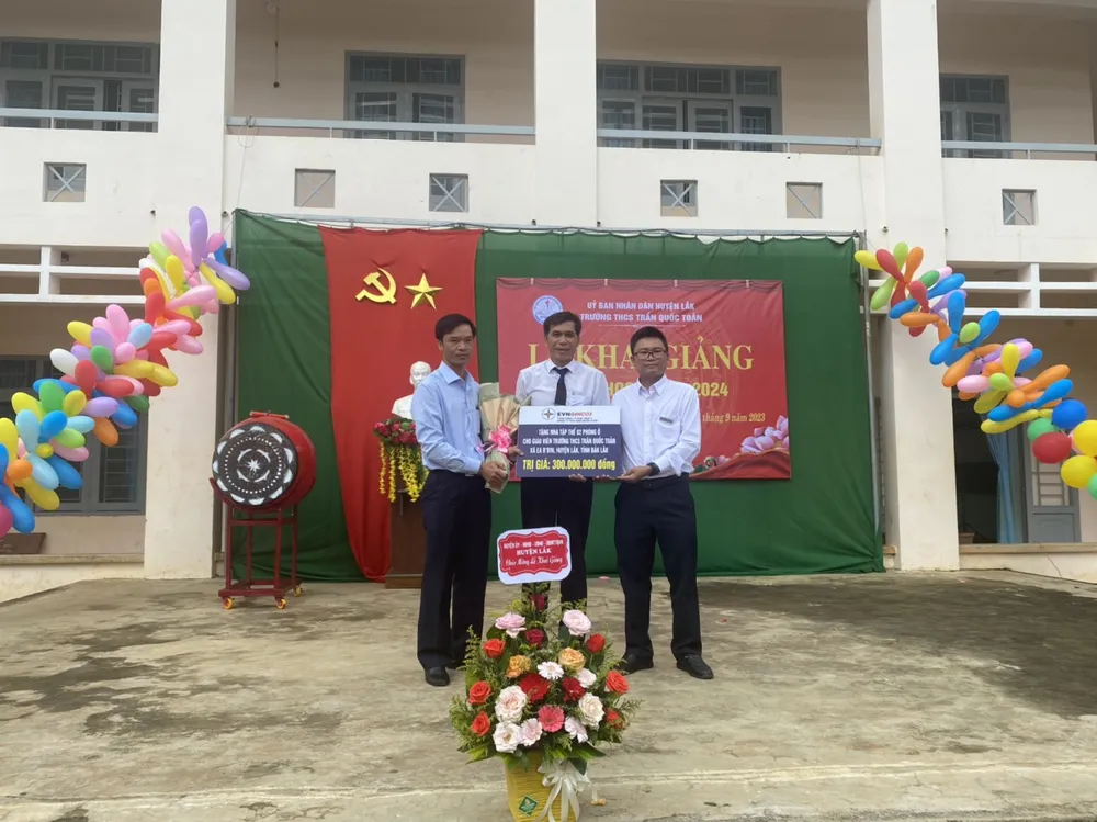 Công ty Thủy điện Buôn Kuốp tặng 2 phòng ở tại Trường THCS Trần Quốc Toản. Ảnh: NT Thuy_dien_buon_kuop 1.jpg