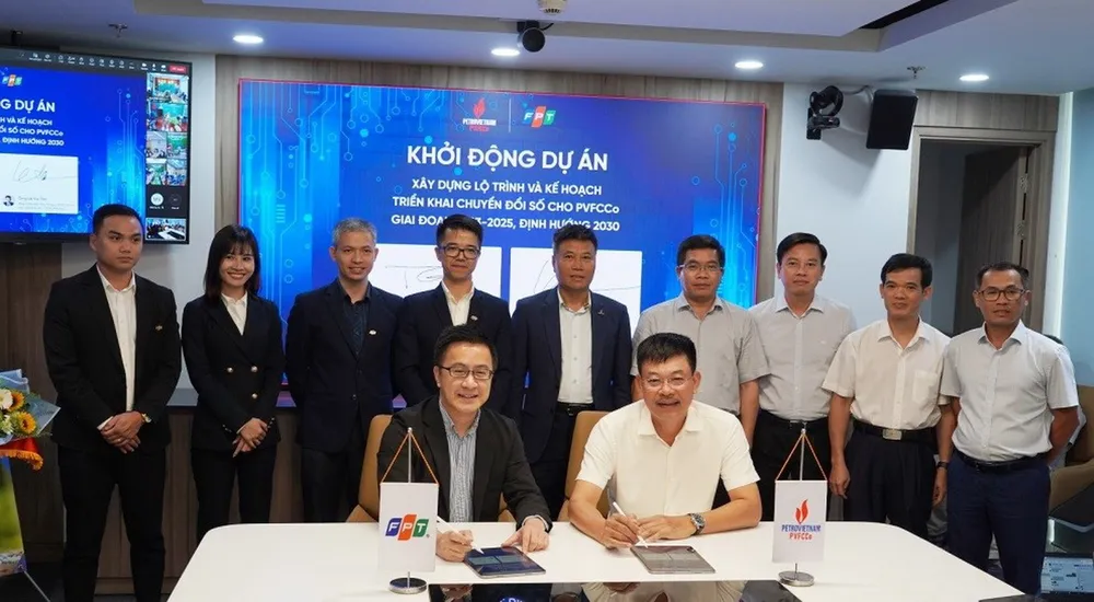 Ông Lê Cự Tân, TGĐ PVFCCo (phải) và ông Trần Huy Bảo Giang, TGĐ FPT Digital ký kết Dự án Tư vấn Chuyển đổi số toàn diện. dam-phu-my-2-8737-3773.jpg