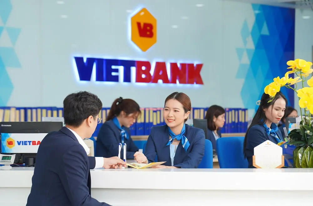 Khách hàng giao dịch tại Vietbank. Vietbank-vay-uu-dai-2.jpg