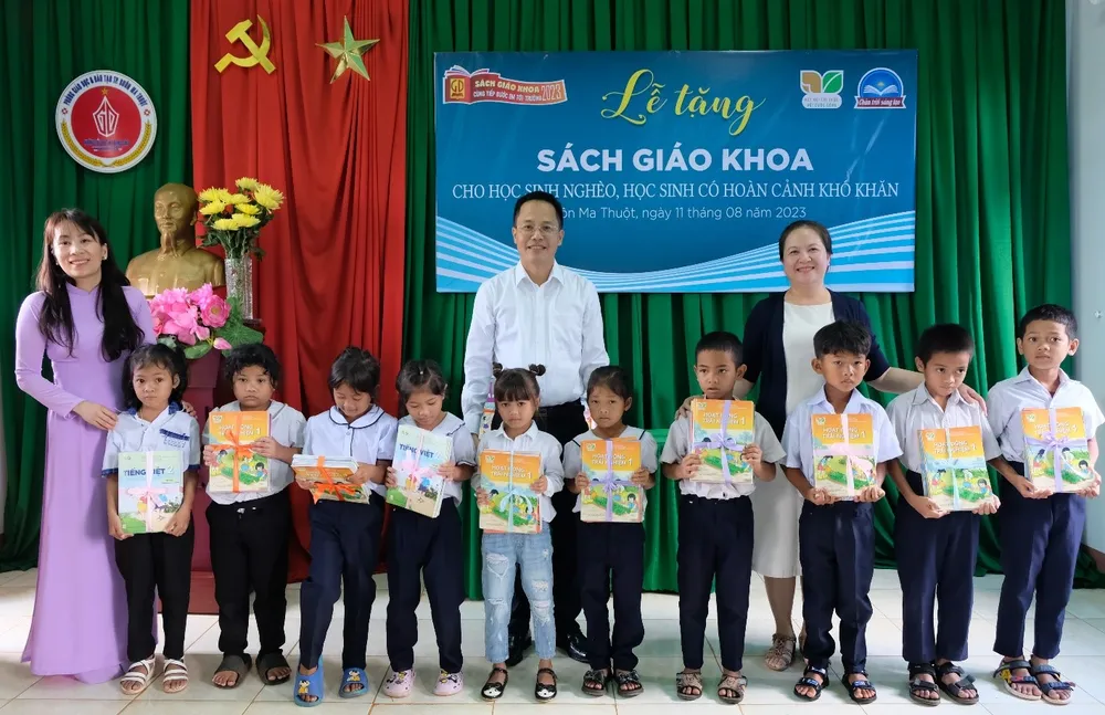 Lễ trao tặng 3.400 bộ SGK đến các em học sinh tại tỉnh Đắk Lắk sach-giao-khoa-1.jpg