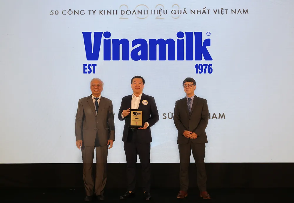 Ông Đỗ Thanh Tuấn - Giám đốc Đối ngoại Vinamilk đón nhận danh hiệu Top 50 Công ty kinh doanh hiệu quả nhất Việt Nam. Vinamilk-co-phan-hoa-1.jpg