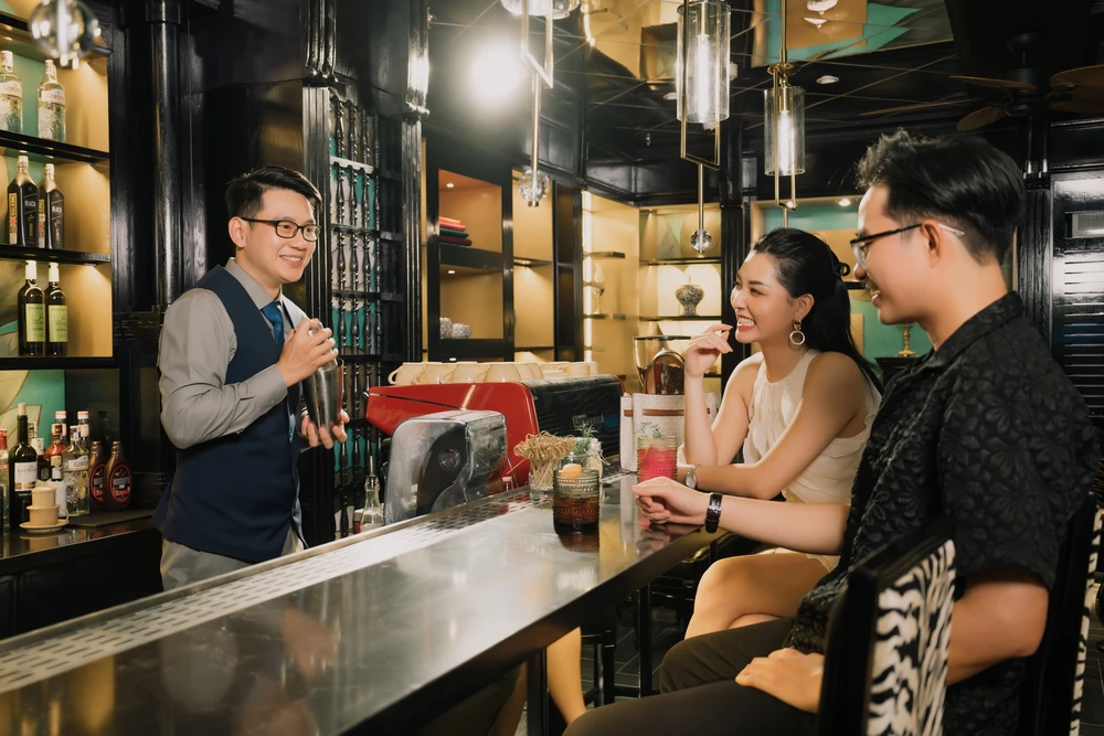 Quầy Bar hiện đại với những ly cooktail sành điệu, giọt vang sóng sánh, du dương trong tiếng nhạc Jazz giúp quý khách thực sự trải nghiệm đẳng cấp thượng lưu. sasco-5.JPG