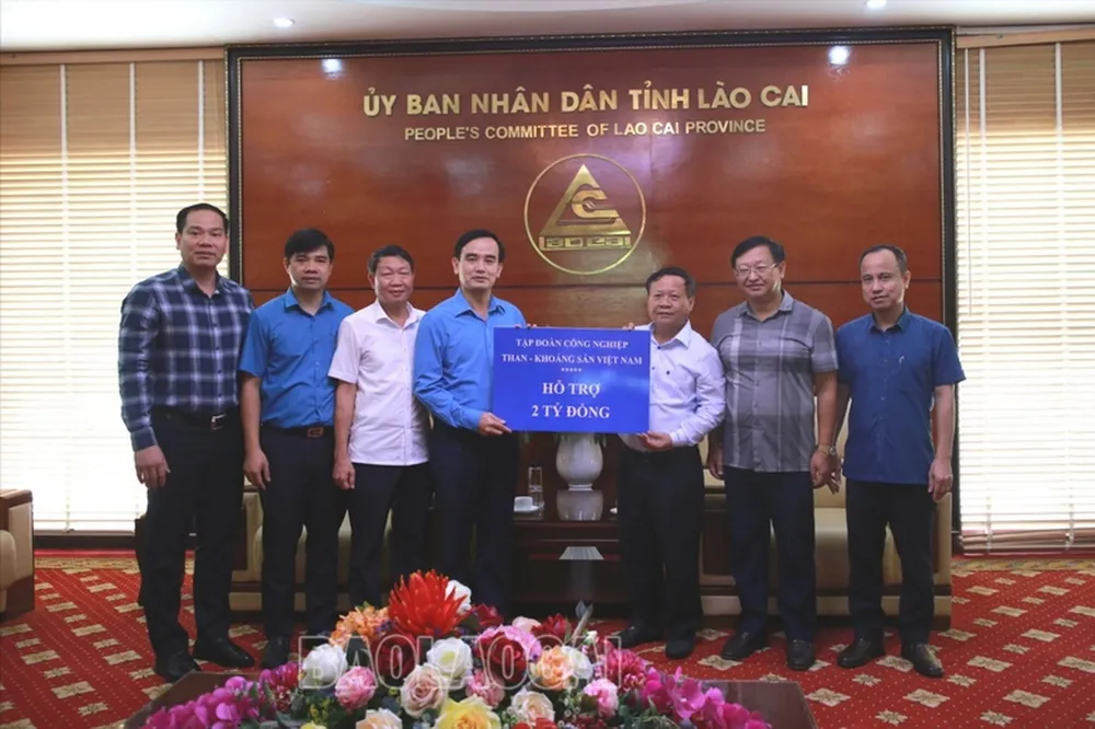 Đại diện lãnh đạo UBND tỉnh Lào Cai tiếp nhận 2 tỉ đồng từ TKV. tkv .jpeg