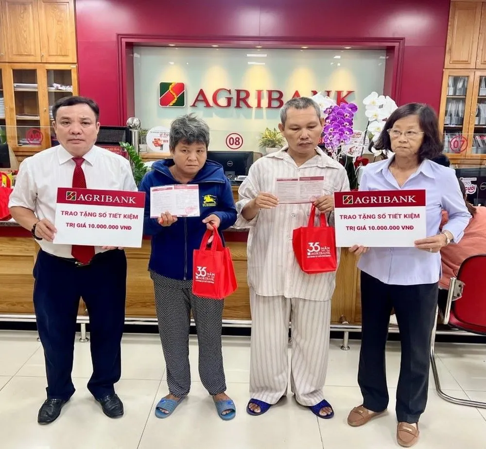 Ông Cao Văn Thành - Bí thư Đảng bộ, Giám đốc Agribank Chi nhánh Nam TP.HCM trực tiếp trao tặng 2 sổ tiết kiệm và những món quà hết sức ý nghĩa đến 2 gia đình có nạn nhân nhiễm chất độc da cam trên địa bàn huyện Bình Chánh. agribank-1.jpg