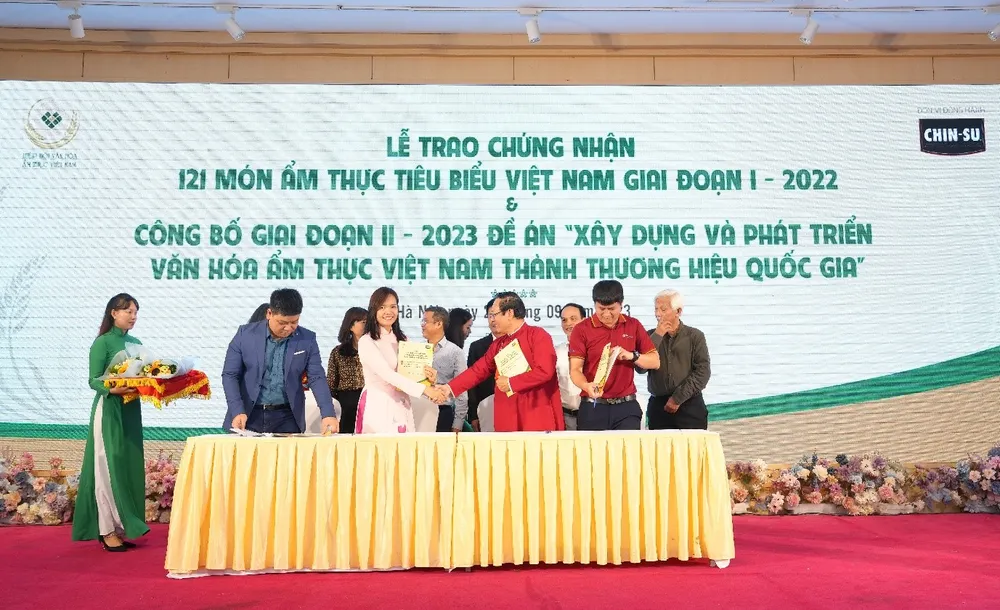 Đại diện nhãn hàng CHIN-SU (Công ty Masan Consumer) và Hiệp hội Văn hóa Ẩm thực Việt Nam cùng ký kết thỏa thuận hợp tác chiến lược tại sự kiện. masan-3.jpg
