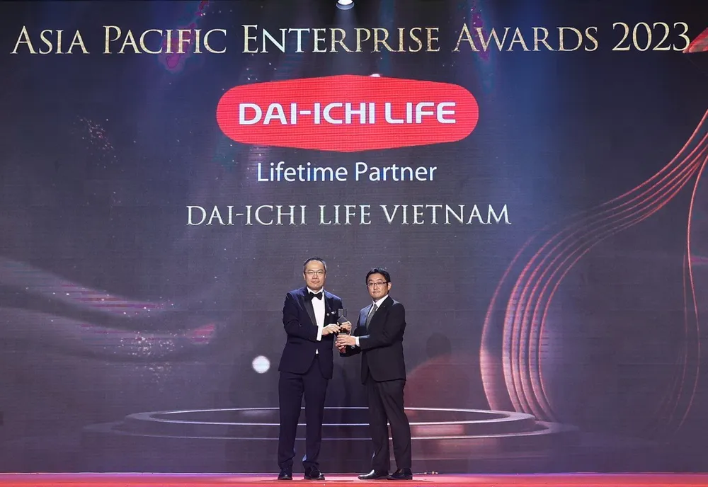 Ông Takahiro Mizukami - Giám đốc Kiểm soát Nội bộ, Dai-ichi Life Việt Nam (phải) nhận giải thưởng “Doanh nghiệp xuất sắc Châu Á” (Corporate Excellence Award). Dai-ichi-giai-thuong-1.jpg