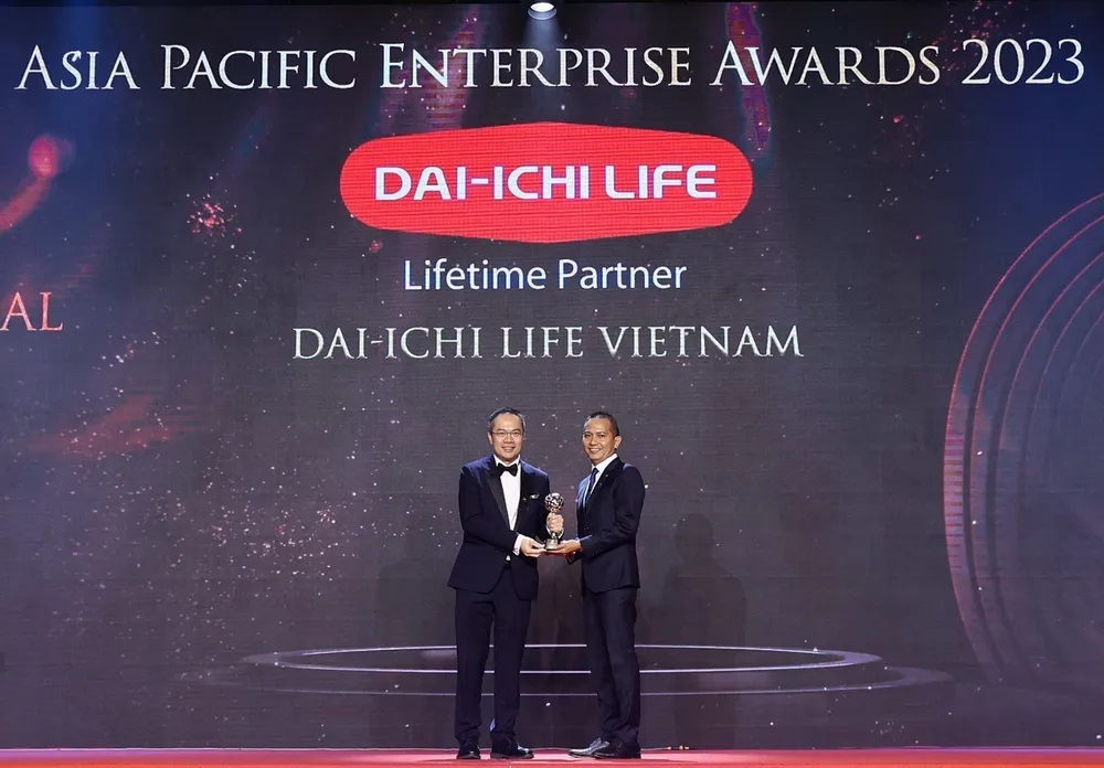 Ông Trần Châu Danh – Tổng Giám đốc Công ty Quản lý Quỹ Dai-ichi Life Việt Nam (phải) nhận giải thưởng “Thương hiệu truyền cảm hứng” (Inspirational Brand Award). Dai-ichi-giai-thuong-2.jpg
