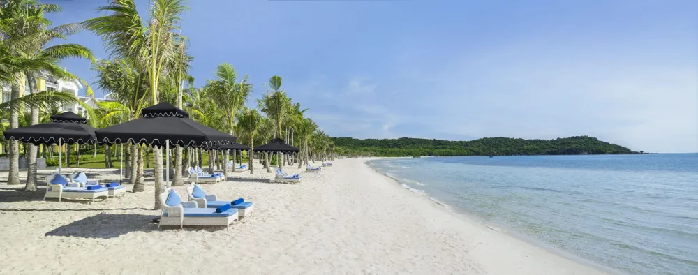 Bờ cát trắng mịn và nước biển xanh như ngọc tại Bãi Kem, Phú Quốc. Ảnh: JW Marriott Phu Quoc Emerald Bay Resort sun-group-1a.jpg