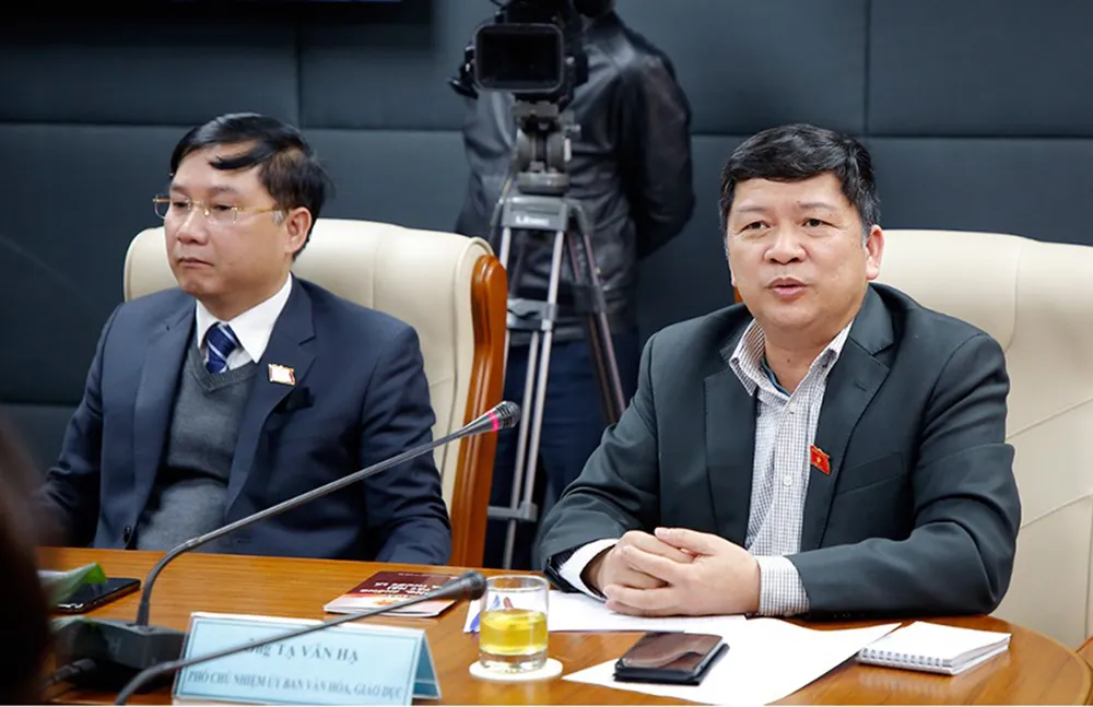 Phó Chủ nhiệm Ủy ban Văn hóa - Giáo dục Tạ Văn Hạ phát biểu tại tọa đàm của Báo Đại biểu Nhân dân (Ảnh: Báo ĐBND) thuoc-la-2.jpg
