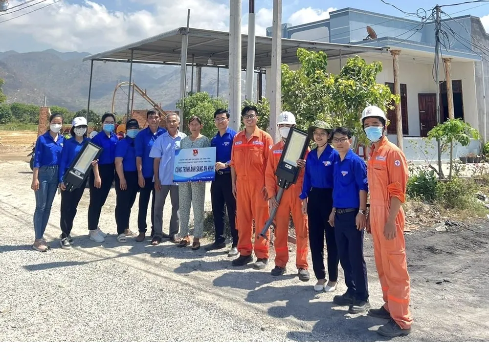 Công ty thực hiện nhiều công trình Thắp sáng đường quê. nhiet-dien-vinh-tan-1.png