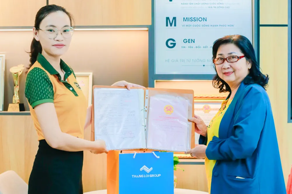 Khách hàng nhận sổ dự án The Diamond City tại Trụ sở văn phòng Thắng Lợi Group TP.HCM. Nguồn: Thắng Lợi Group. The-Diamond-City-1.jpg