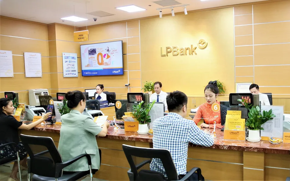Khách hàng giao dịch tại LPBank. LPBank-1.jpg