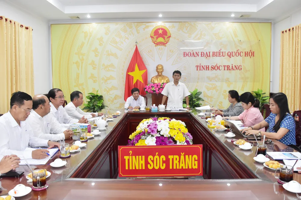 Ông Lâm Văn Mẫn - Ủy viên Ban Chấp hành Trung ương Đảng, Bí thư Tỉnh ủy, Trưởng Đoàn ĐBQH tỉnh Sóc Trăng làm việc với Ban Giám đốc Công ty Điện lực Sóc Trăng EVNSPC-2.jpg