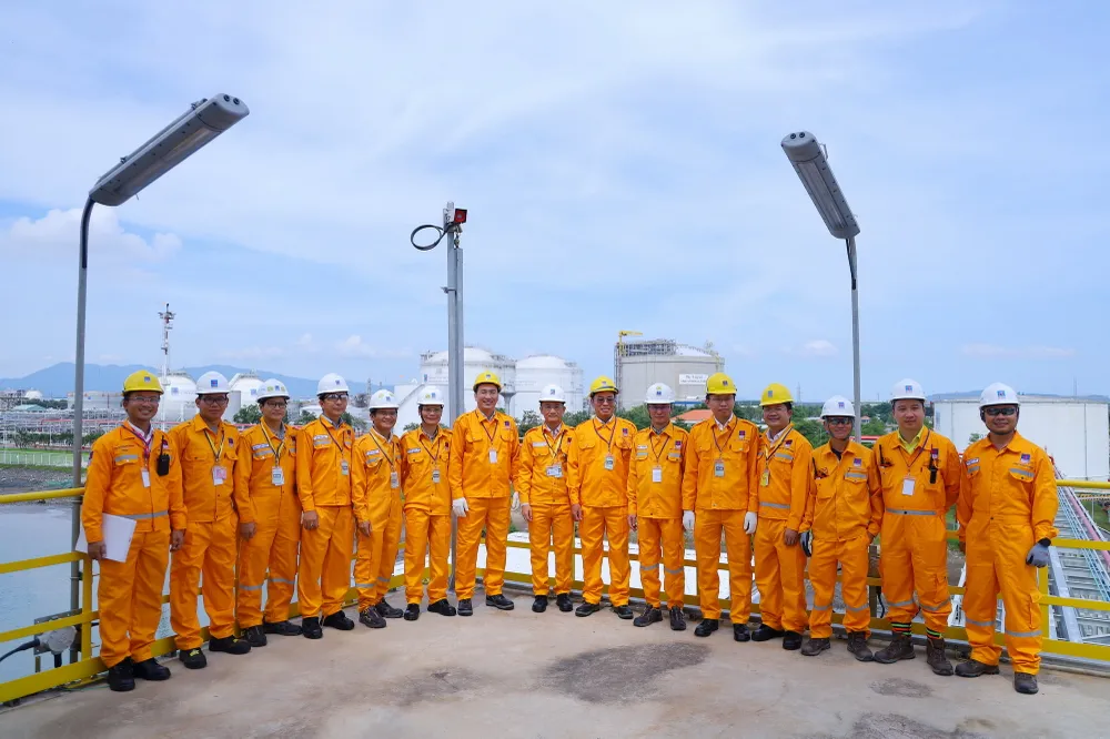 Ông Nguyễn Thanh Bình (đội mũ vàng, đứng giữa), Bí thư Đảng ủy, Chủ tịch HĐQT PV GAS kiểm tra dự án kho LNG Thị Vải. PV-GAS-1.JPG